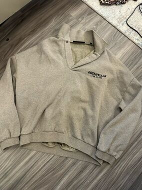 Essentials Men Sweatshirt in Heather Gray